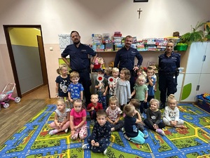 dzielnicowi KPP Wieliczka, policjant Zespołu ds. Nieletnich oraz przedszkolaki