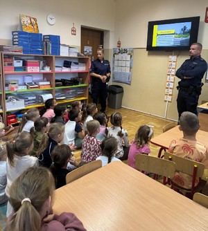 Dzieci rozwiązujące quiz