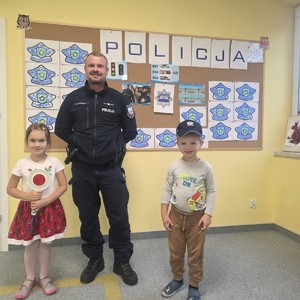 policjant Zespołu ds Nieletnich z przedszkolakami