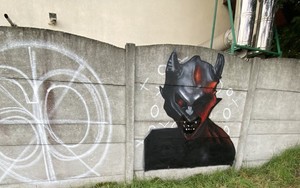 Grafiti naniesione na ogrodzeniu przez osoby ze środowiska pseudkibiców