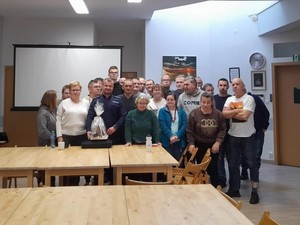 Policjant z uczestnikami warsztatów terapii zajęciowej