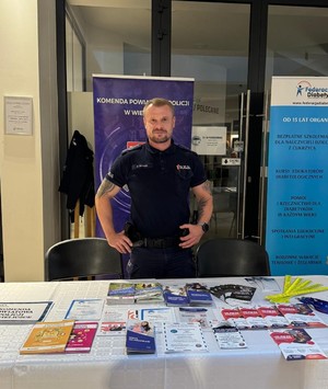 Policjant Zespołu ds. Nieletnich przy stoisku