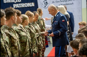 Komendant gratuluje uczniom ślubowania