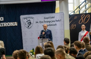 Komendant Powiatowy Policji w Wieliczce podczas przemówienia