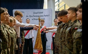 Uczniowie klas pierwszych podczas ślubowania