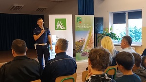 Policjant podczas prelekcji w Szkole Podstawowej w Gdowie