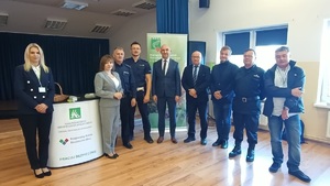 Policjanci wraz z przedstawicielami organów współpracujących na terenie Gminy Gdów