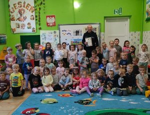Wspólne zdjęcie uczniów z dzielnicowym