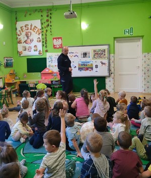 Dzielnicowy podczas prelekcji odnośnie bezpieczeństwa w ruchu drogowym