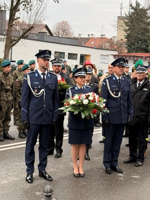 Delegacja KPP w Wieliczce przed pomnikiem Odrodzenia Polski