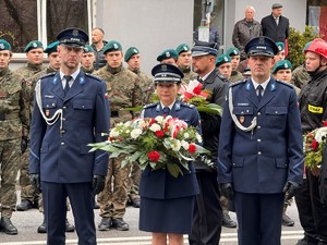Delegacja KPP Wieliczka z wiązanką kwiatów podczas uroczystości obchodów Święta Niepodległości w Wieliczce