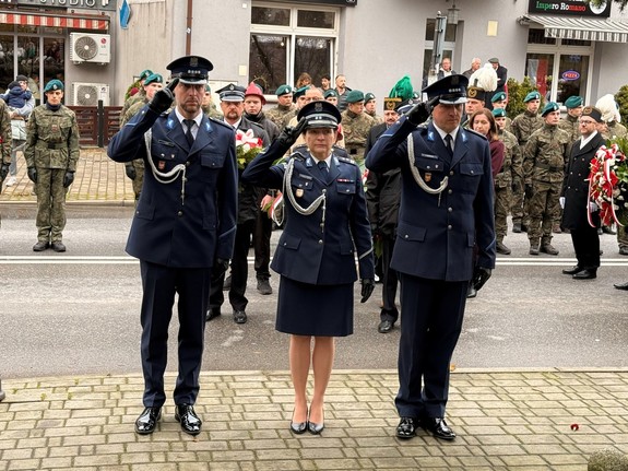 Delegacja KPP w Wieliczce oddaje honor