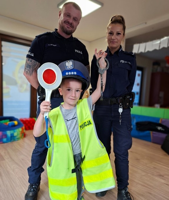 Policjanci Komendy Powiatowej Policji w Wieliczce z przedszkolakiem