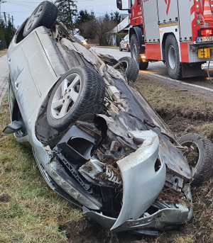 pojazd mazda leżacy w rowie