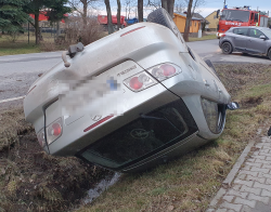 pojazd mazda po zdarzeniu drogowym. zdjęcie osp Wola Batorska