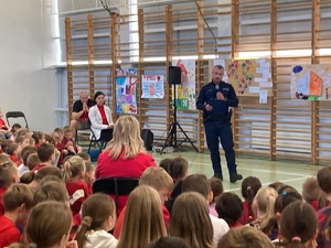 Policjant KPP Wieliczka podczas prelekcji dotyczącej przemocy wpbec dzieci