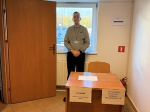 Pracownik cywilny w trakcie ćwiczeń Egida 25