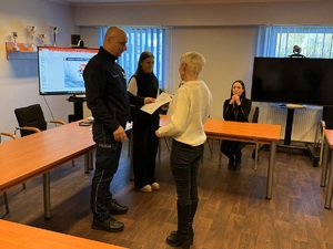 Komendant KPP Wieliczka wręczający zaświadczenie ukończenia szkolenia