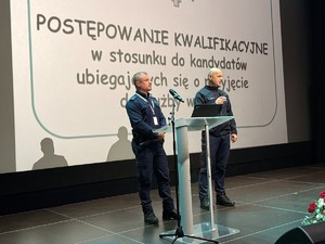 Komendant Powiatowy Policji w Wieliczce w trakcie prezentacji zawodu policjanta
