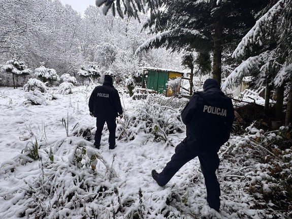 policjanci kontrolują miejsca gdzie mogą przebywać osoby potrzebujące pomocy