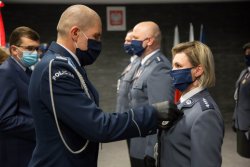 Komendant wręcza medal policjantce