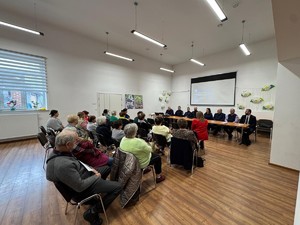Policjanci, przedstawiciele samorządu oraz seniorzy z Gminy Niepołomice
