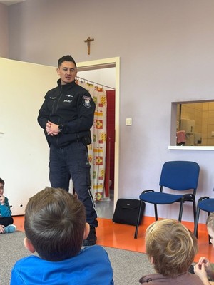 Dzielnicowy podczas spotkania w przedszkolu