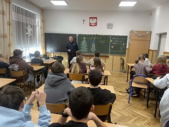 Dzielnicowy podczas spotkania z dziećmi w Szkole Podstawowej w Zręczycach