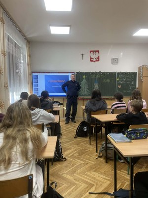 Dzielnicowy podczas prelekcji w szkole