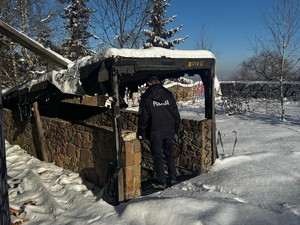 Dzielnicowy kontroluje opuszczoną piwnicę