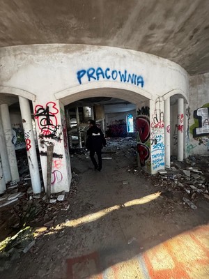 Dzilnicowy kontroluje pustostan