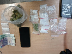 zabezpieczone środki odurzające, gotówka oraz telefon