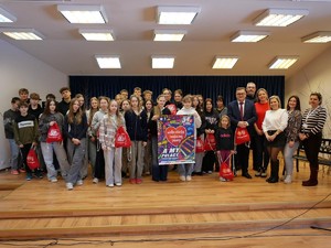 Policjant Komisariatu Policji w Gdowie z wolontariuszami WOŚP.