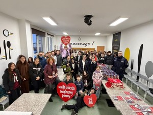 Policjant KP
Npołomice z wolontariuszami z Niepołomic