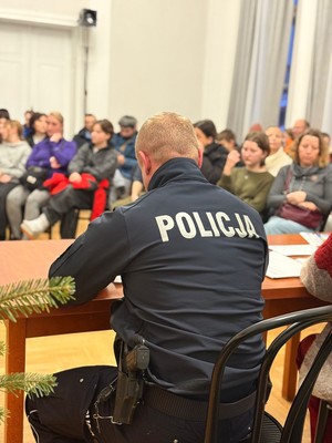 Policjant KPP Wieliczka podczas spotkania z wolontariuszami Wośp