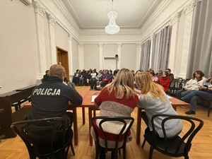 Policjant KPP Wieliczka, organizatorzy oraz wolontariusze z Wieliczki
