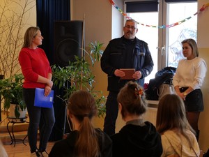 Policjant Komisariatu Policji w Gdowie rozmawia z wolontariuszami przed finałową akcją.