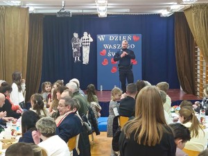 Policjant Zespołu ds. Nieletnich prowadzi spotkanie w Szkole Podstawowej w Koźmicach Wielkich