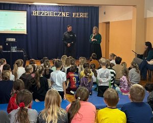 Dzielnicowy podczas spotkania z uczniami Szkoły Podstawowej w Węgrzcach Wielkich