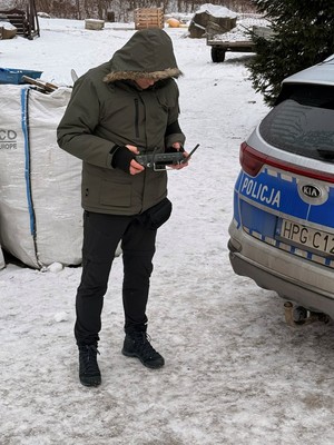 Policjant korzystający z drona