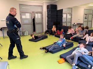 Policjant podczas prelekcji z uczestnikami półkolonii