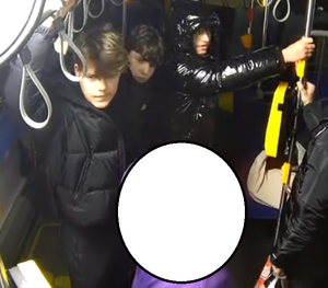 trzech młodych mężczyzn w komunikacji miejskiej