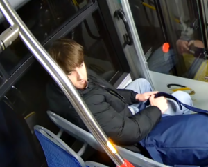 osoba przemieszczająca się komunikacją miejską