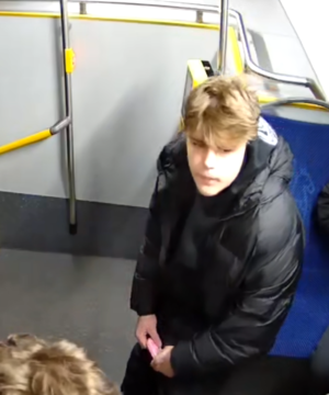 młoda osoba poruszająca się komunikacją miejską