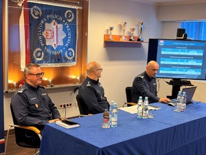 Komendant Powiatowy w Wieliczce podczas omawiania prezentacji. Obok Zastępca KWP w Krakowie i Zastępca KPP w Wieliczce.