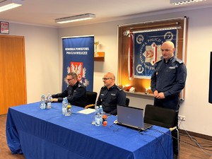 Zastępca Komendanta Wojewódzkiego Policji w Krakowie, Komendant Powiatowy Policji w Wieliczce oraz jego Zastępca podczas narady