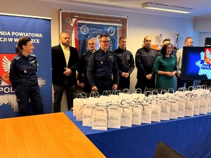 mł. insp. Pawłeł Ślęczkowski sklada życzenia pracownikom cywilnym