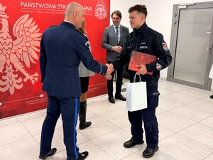 Komendant KPP Wieliczka składający gratulacje policjantowi z KP Niepołomice