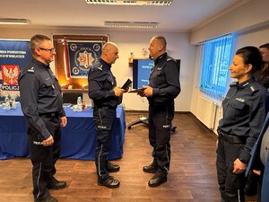 Komendanci KPP Wieliczka składają życzenia odchodzacemu na emeryture Funkcjonariuszowi