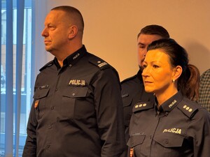 podisnp. Krzysztof Mistarz obok funkcjonariusze KPP Wieliczka